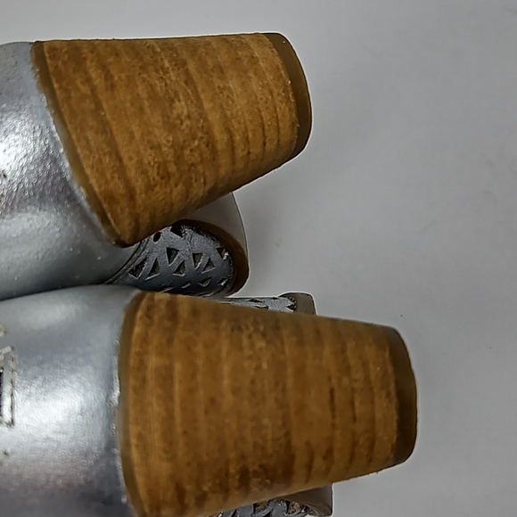 Anthro Musse & Cloud Laser Cut Leather Stacked Heel Silver Ankle Boots Size 7 - Picture 6 of 16